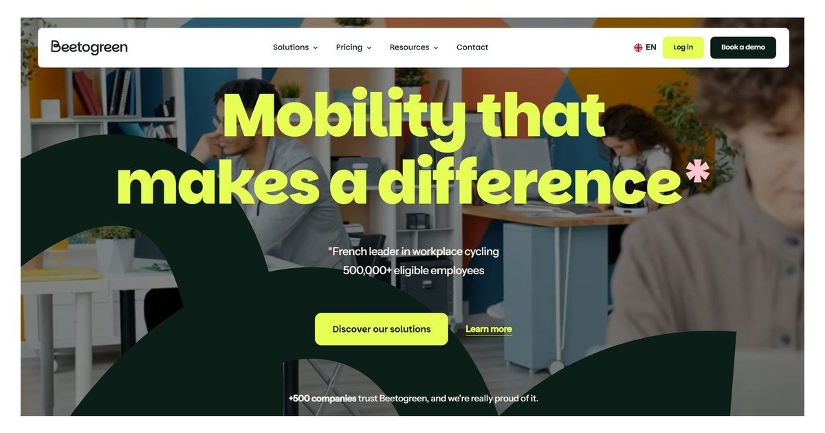 Home do site da Beetogreen: título “Mobility that makes a difference” em verde-limão sobre vídeo de escritório, com formas orgânicas verde-escuras recortando a cena