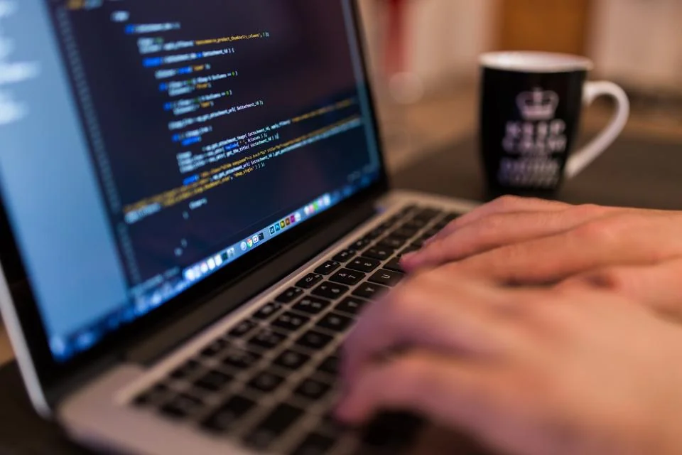 Mesa com notebook durante confirmação com claude doctor