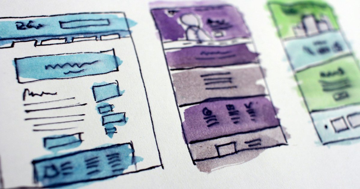 Três wireframes de páginas web pintados em aquarela azul, roxa e verde