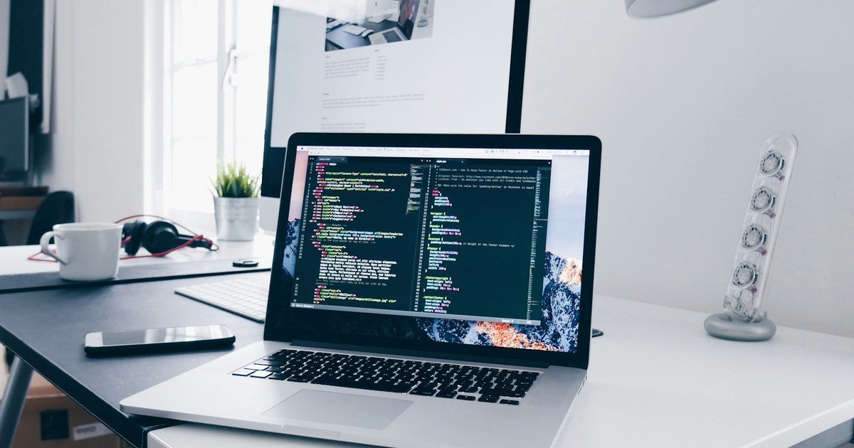 Notebook aberto num editor de código, sobre uma mesa de trabalho clara